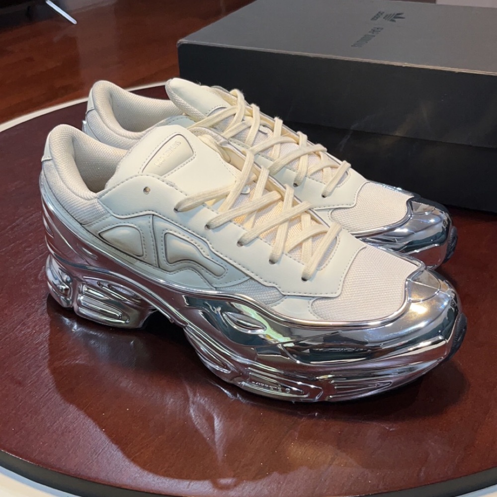 adidas Raf Simons × Ozweego
Mirrored